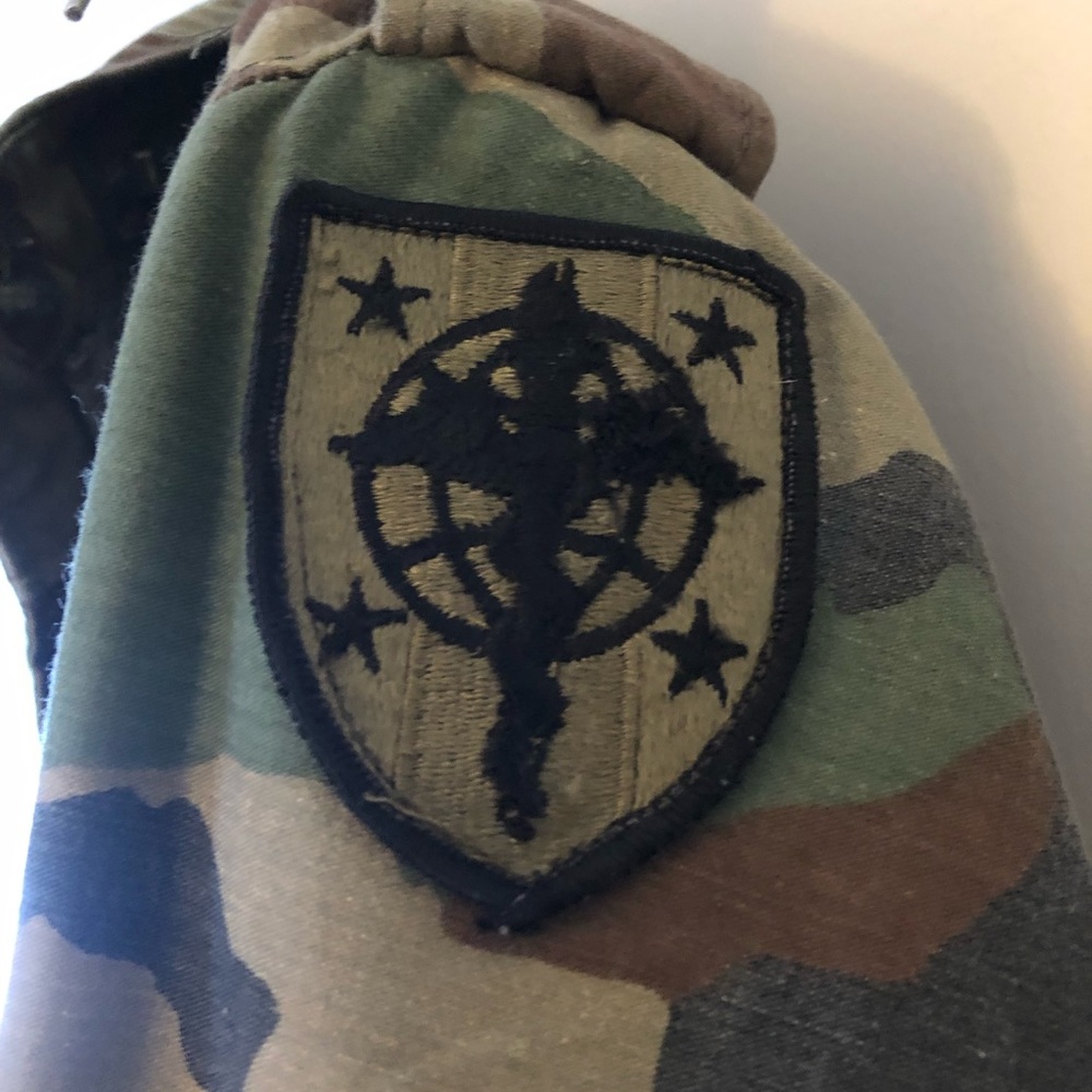 🎉HP🎉Vintage US Army Camouflage Field Jacket with Military Insignia- SM-Reg - Picture 8 of 9